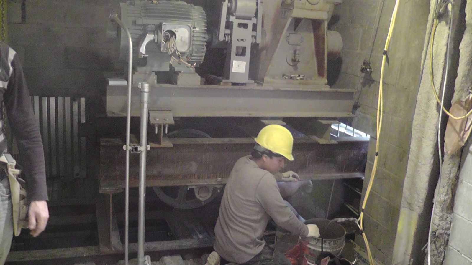 Podczas konserwacji przeglądu i naprawy windy